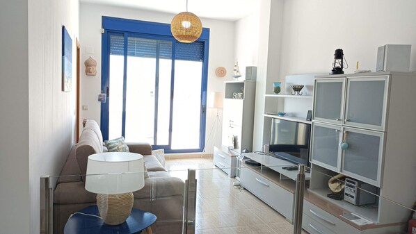 Een televisie en boeken