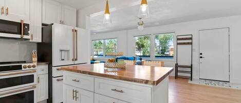 Refrigerador, microondas, horno y parrilla de estufa