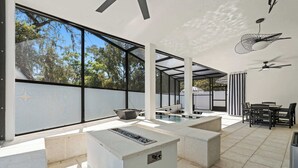 Un patio moderno al aire libre con piscina, zona de estar y ventanas amplias.