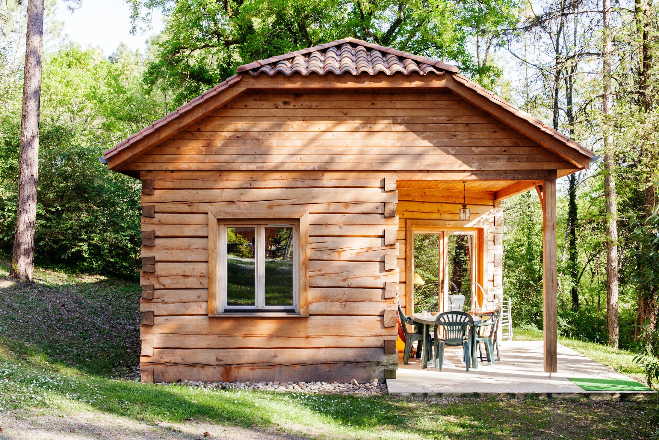 Les Acacias: Chalet and swimming pool surrounded by nature in Sarlat itself.