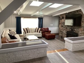 Living area - Cayuga Lake Views  Sleeps 10  Near Aurora & Wineries  Wedding Ready (Lansing)