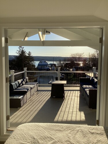 Cayuga Lake Views  Sleeps 10  Near Aurora & Wineries  Wedding Ready