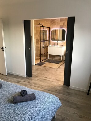 2 Schlafzimmer, schallisolierte Zimmer, Bügeleisen/Bügelbrett, WLAN