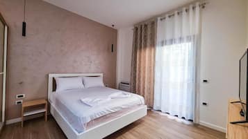 Family Quadruple Room | Hypo-allergenic bedding, memory-foam beds, desk, soundproofing