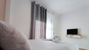 Bộ đồ giường kháng dị ứng, nệm cao su hoạt tính (memory foam), bàn 