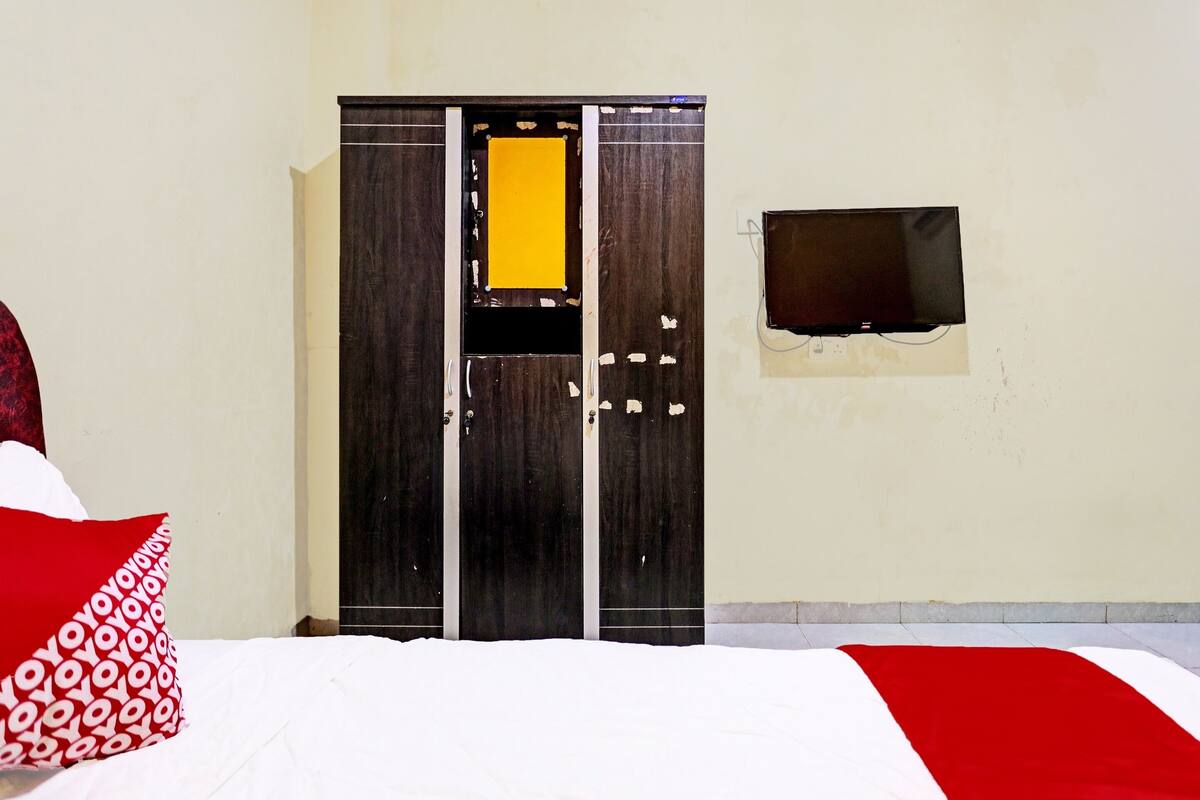 deluxe double room | 1 bedroom, desk, laptop workspace, bed sheets
