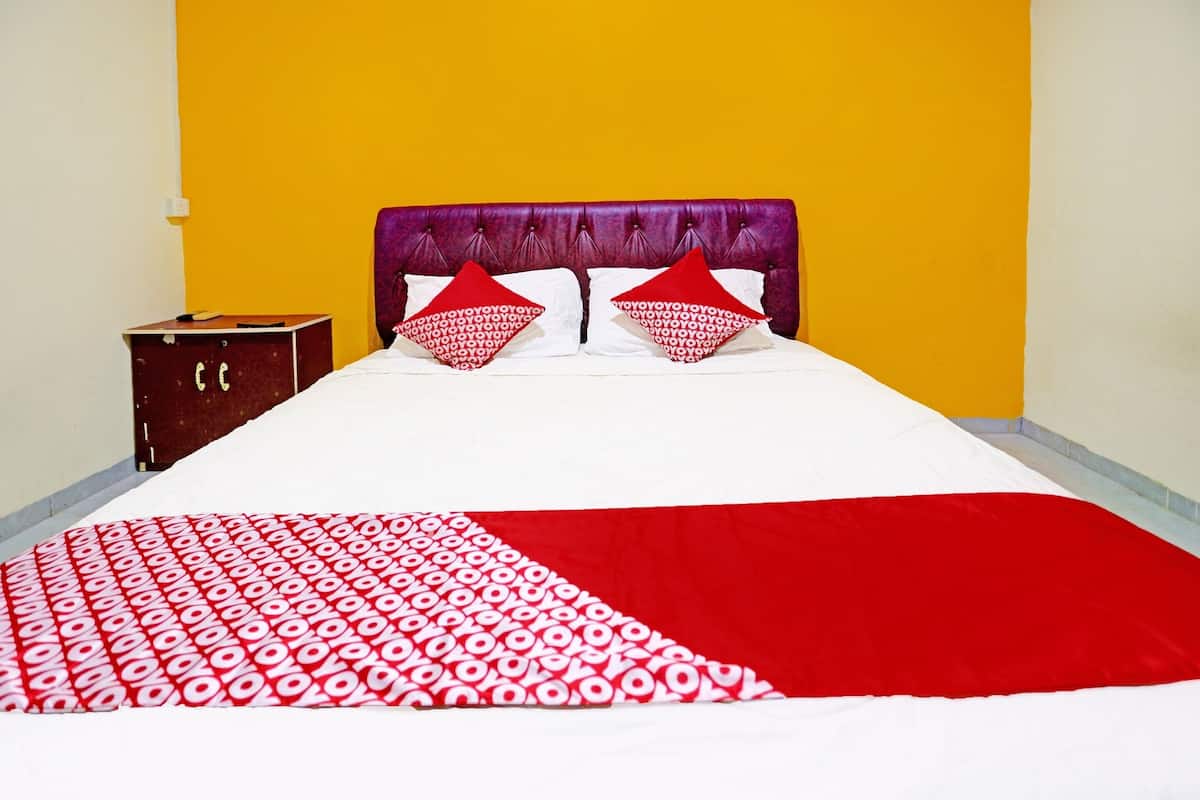 deluxe double room | 1 bedroom, desk, laptop workspace, bed sheets