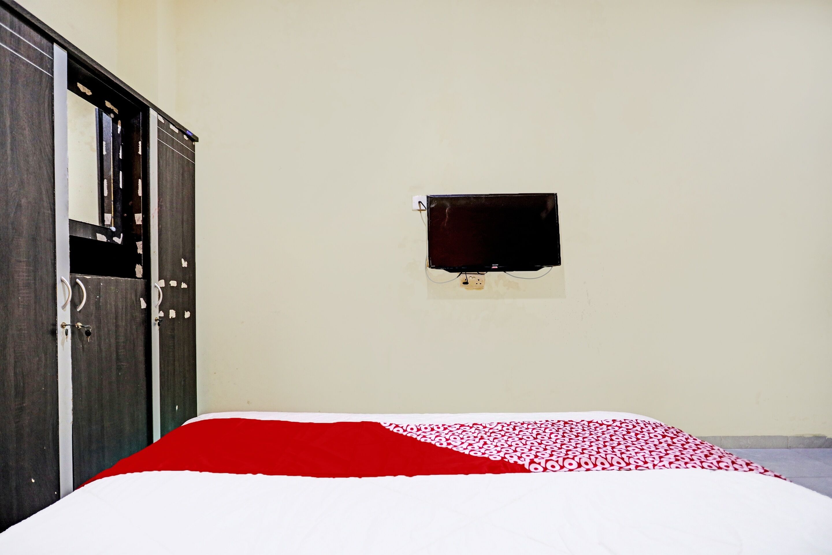 deluxe double room | 1 bedroom, desk, laptop workspace, bed sheets