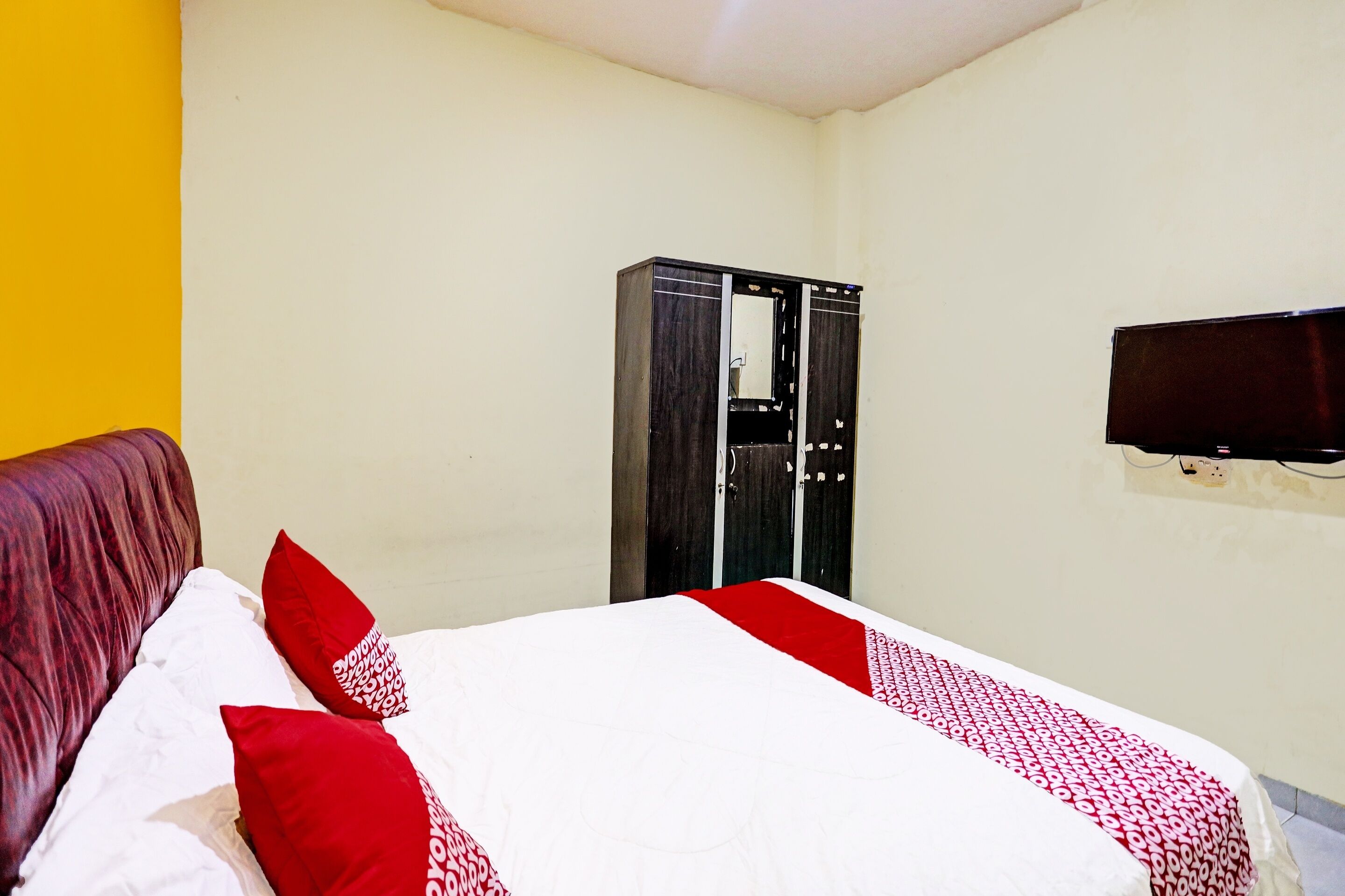 deluxe double room | 1 bedroom, desk, laptop workspace, bed sheets