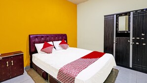 A bedroom with a bed, a wardrobe, and a mirror. - Hotel O Hasan House SyariahNearPelabuhan Feri Harbor Bay (Batam)