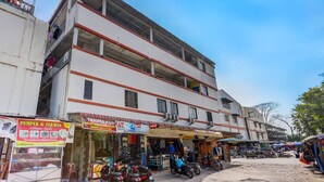 A multi-story building with various shops on the ground floor. - Hotel O Hasan House SyariahNearPelabuhan Feri Harbor Bay (Batam)