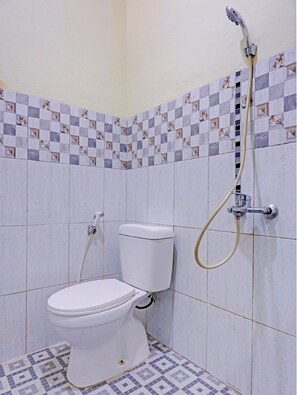 Deluxe-Doppelzimmer | Badezimmer | Dusche, Handtücher