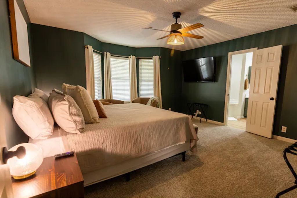 The Modern Georgian - 6 min to I95, 3 Bd-2 Ba