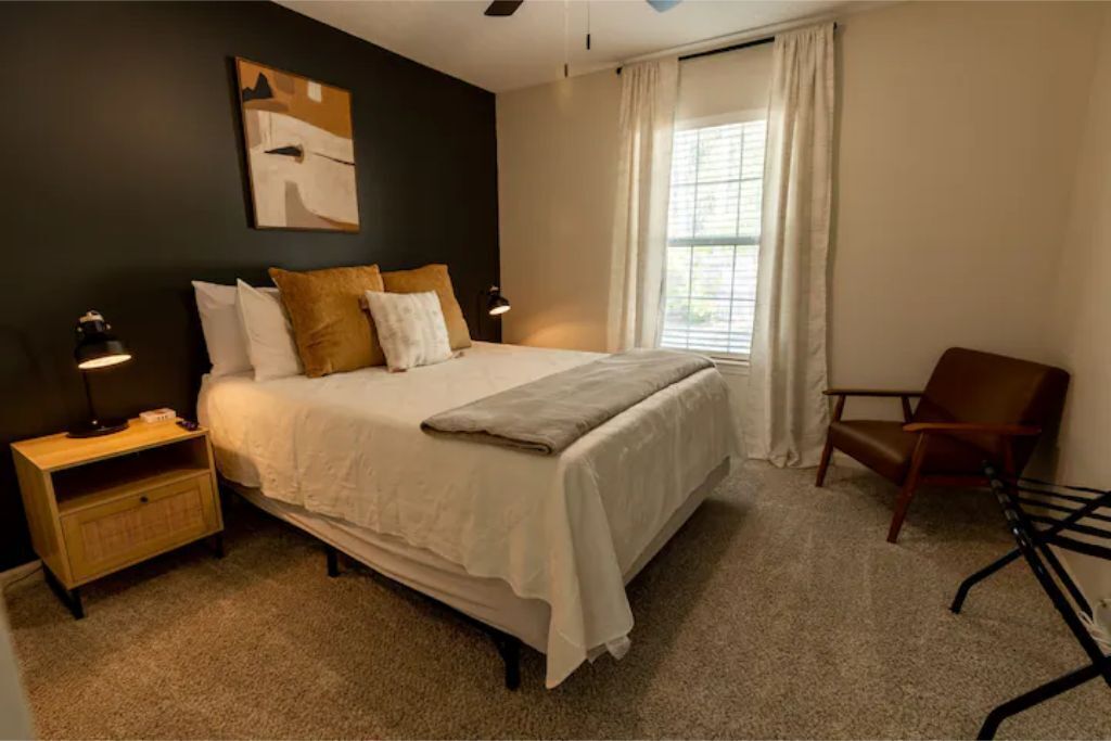 The Modern Georgian - 6 min to I95, 3 Bd-2 Ba