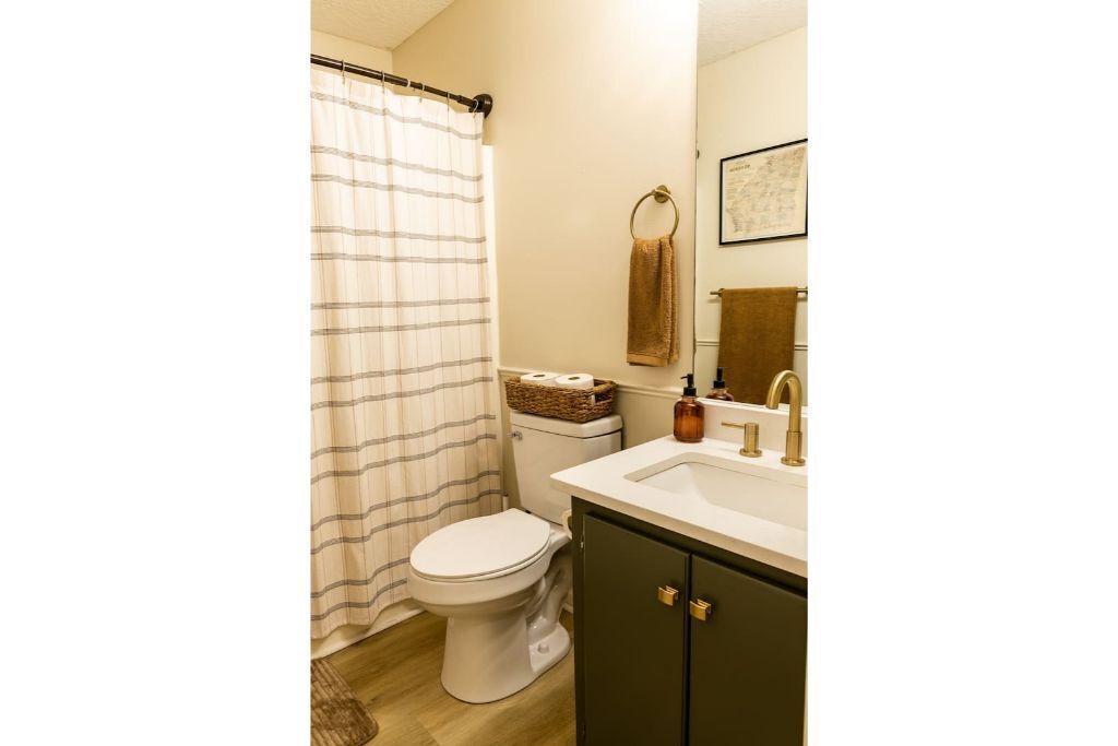 The Modern Georgian - 6 min to I95, 3 Bd-2 Ba