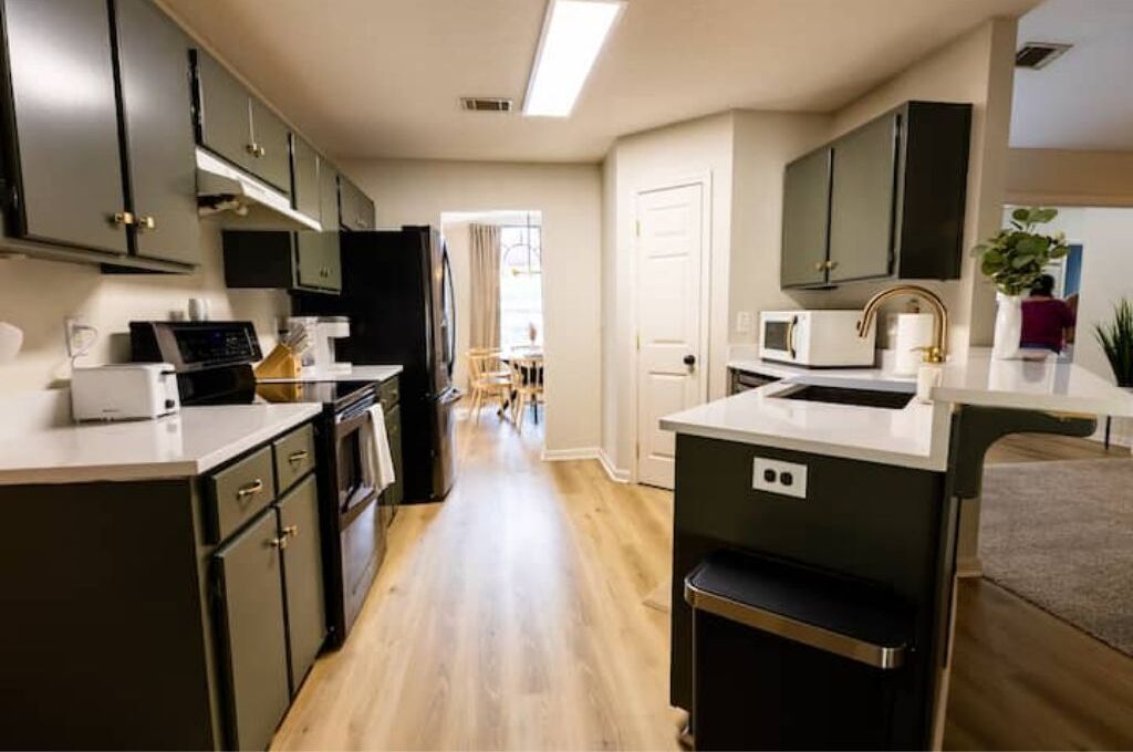 Kjøleskap, mikrobølgeovn, ovn og kokeplater