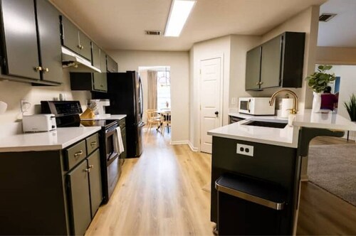 The Modern Georgian - 6 min to I95, 3 Bd-2 Ba