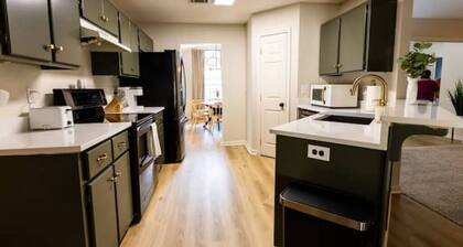 The Modern Georgian - 6 min to I95, 3 Bd-2 Ba