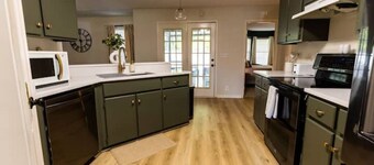 The Modern Georgian - 6 min to I95, 3 Bd-2 Ba