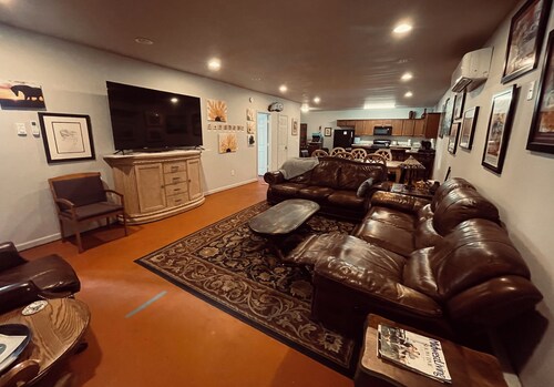 Huge Historic Downtown Minot 3bd Apartment