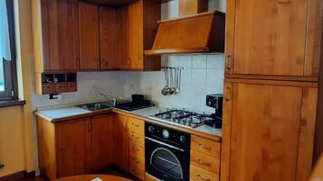 Frigorifero, microonde, forno, piano cottura