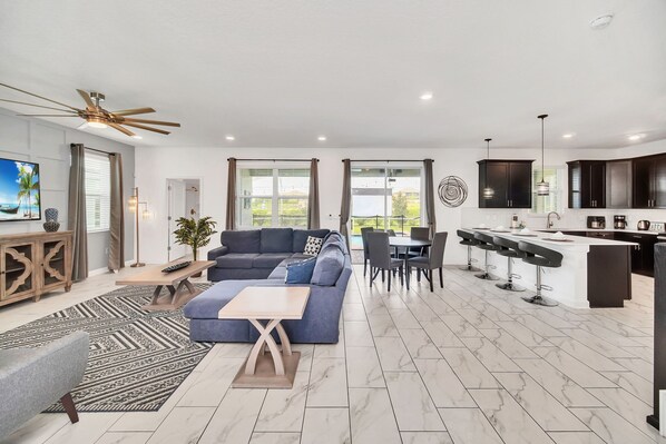 Téléviseur, table de baby-foot, table de ping-pong