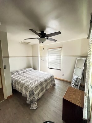 4 bedrooms, bed sheets - Cabin with Private Lake Access (Lake)