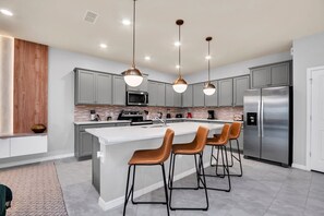 Kjøleskap, mikrobølgeovn, ovn og kokeplater