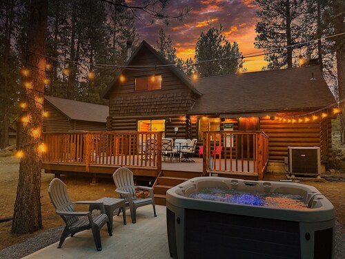 Remodeled Sisters Cabin - HOT TUB - Dog Friendly!