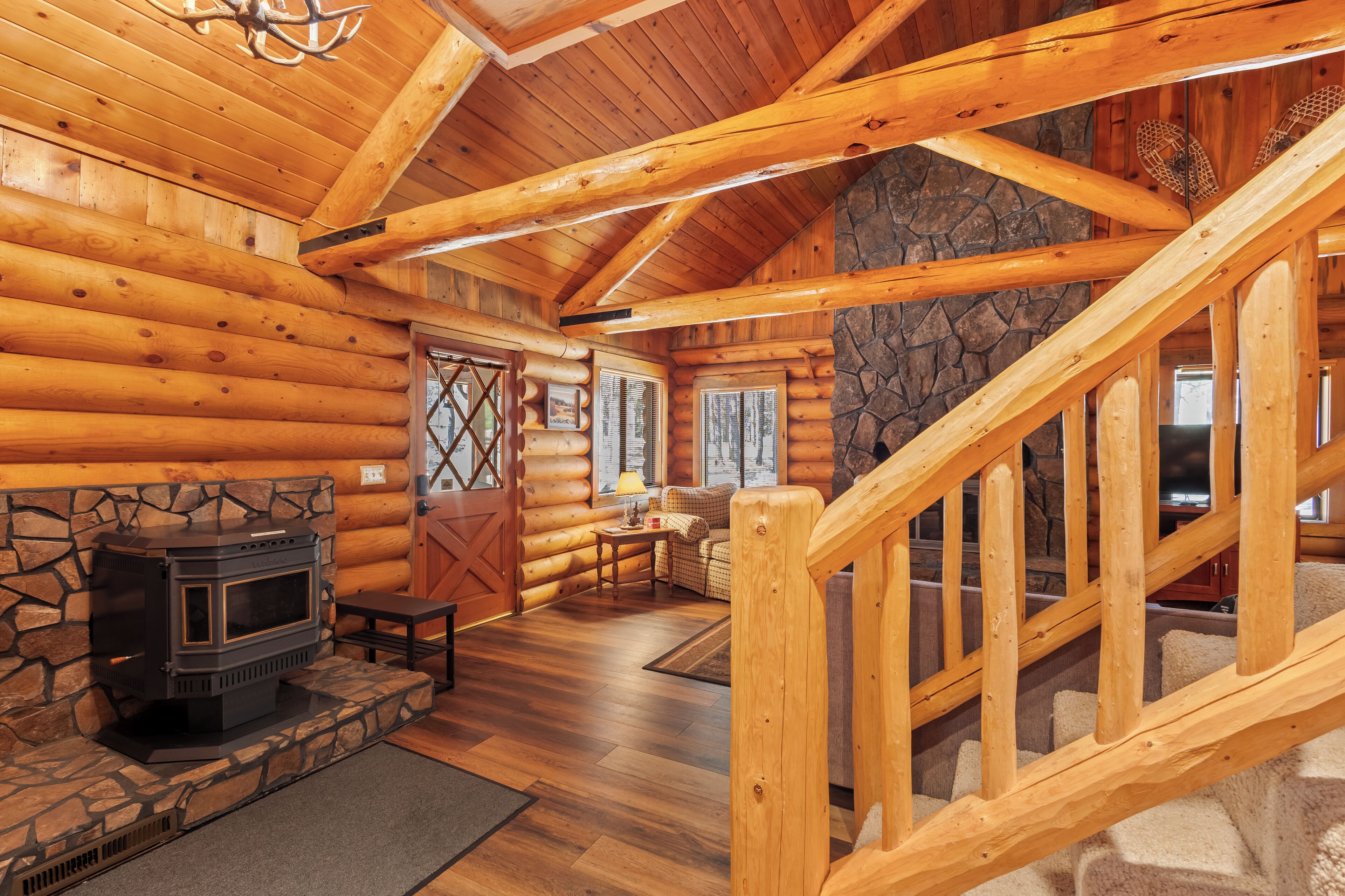 Smart TV, chimenea y libros 