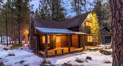 Remodeled Sisters Cabin - HOT TUB - Dog Friendly!