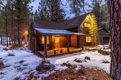 Remodeled Sisters Cabin - HOT TUB - Dog Friendly!