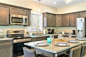 Fridge, microwave, oven, stovetop - Shipbuilder's Retreat, Unit 2, Sleeps 6, 5 minutes to Harbor (East Boothbay)
