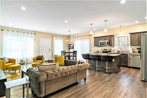 Smart TV - Shipbuilder's Retreat, Unit 2, Sleeps 6, 5 minutes to Harbor (East Boothbay)