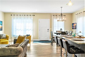 Dining - Shipbuilder's Retreat, Unit 2, Sleeps 6, 5 minutes to Harbor (East Boothbay)