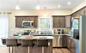 Fridge, microwave, oven, stovetop - Shipbuilder's Retreat, Unit 2, Sleeps 6, 5 minutes to Harbor (East Boothbay)
