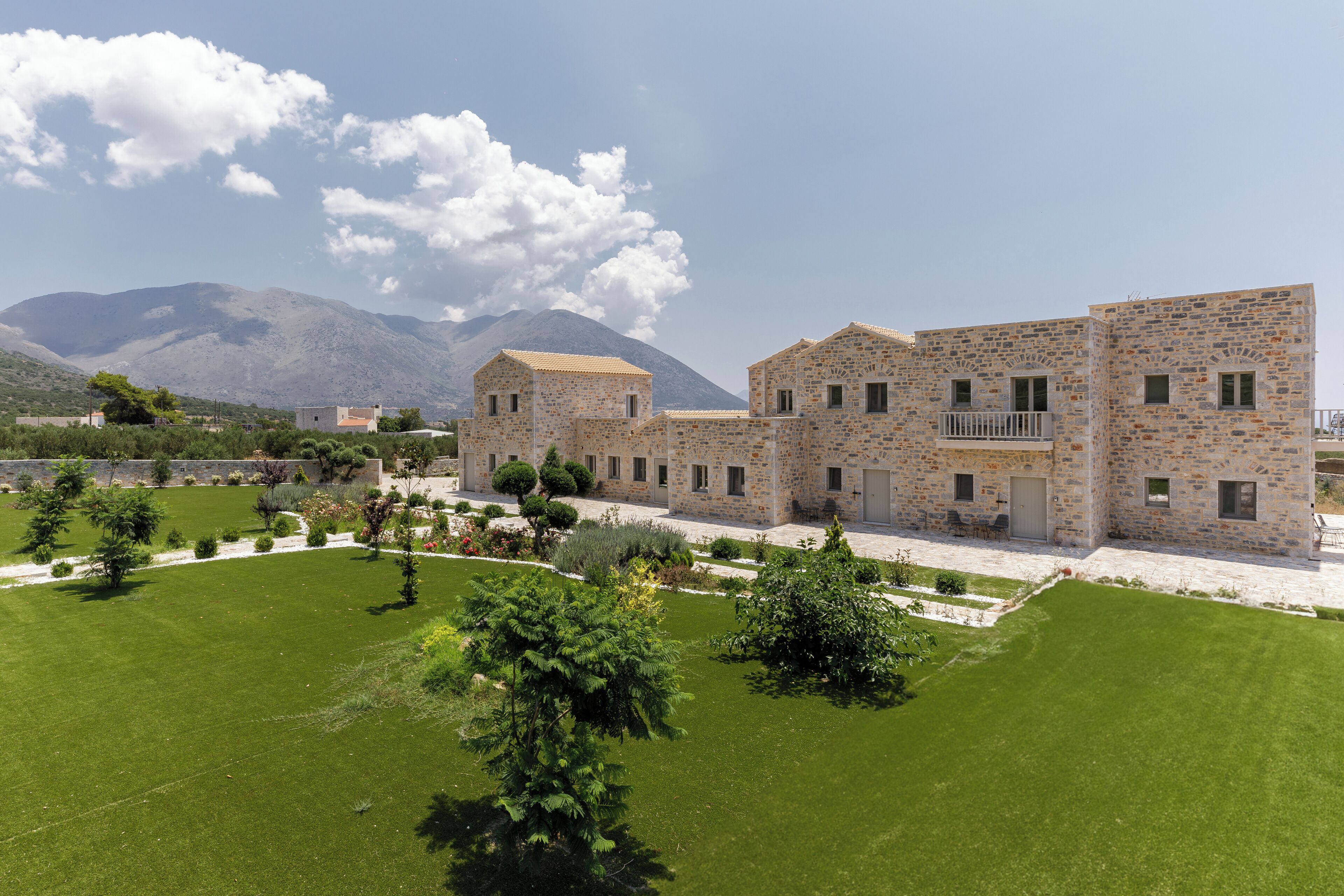 Un edificio in pietra con diverse stanze e un cortile.