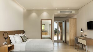 Un dormitorio moderno con cama, mesita de noche, escritorio y silla.