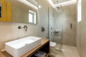 Studio dành cho gia đình | Phòng tắm | Buồng tắm vòi sen, vòi sen phun mưa, đồ dùng nhà tắm miễn phí