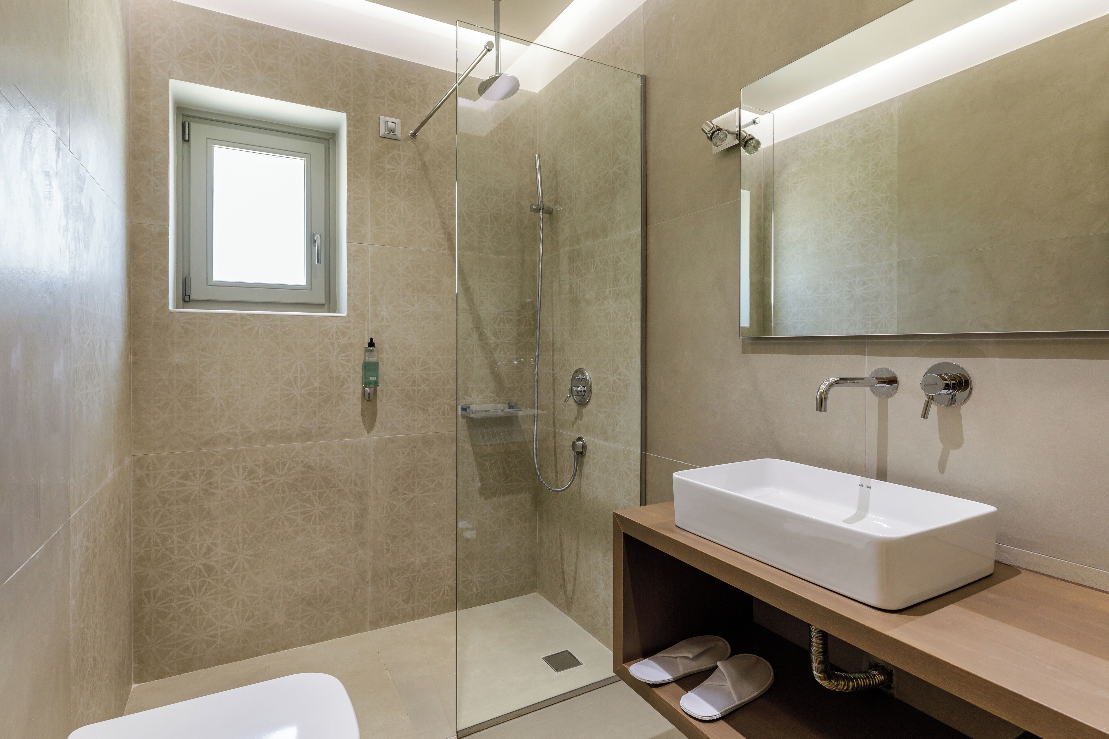Superior-Studio | Badezimmer | Dusche, Regendusche, kostenlose Toilettenartikel, Haartrockner