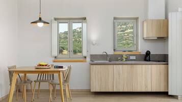 Family Studio | Private kitchen | Fridge, stovetop, cookware/dishes/utensils