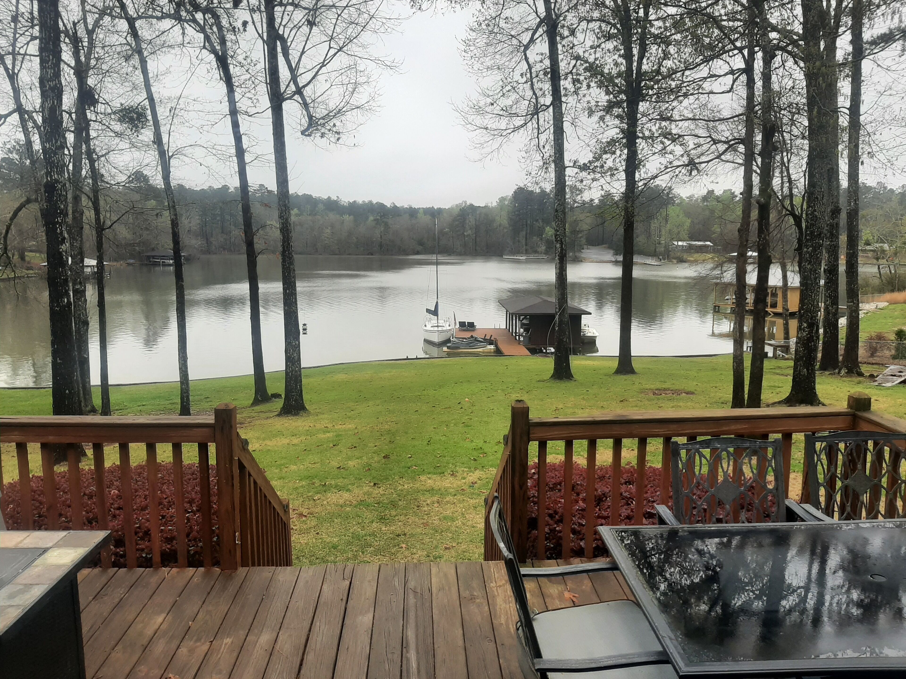 Lakefront Escape with Excellent Fishing