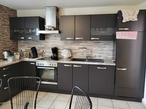 Fridge, microwave, oven, stovetop - Cozy vacation apartment with garden on a horse farm (pet-friendly) (Lüdinghausen)