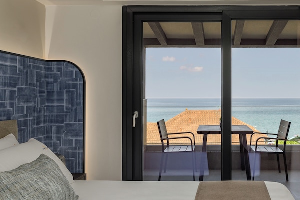 Suíte estúdio luxo, vista para o mar | Cofres nos quartos, individualmente mobiliados, escrivaninha