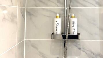 SĂšche-cheveux, serviettes fournies, savon, papier toilette