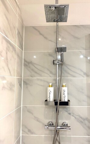 Haartrockner, Handtücher, Seife, Toilettenpapier