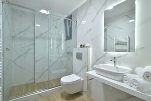 Grand-Apartment, 3 Schlafzimmer | Badezimmer | Dusche, Handtücher