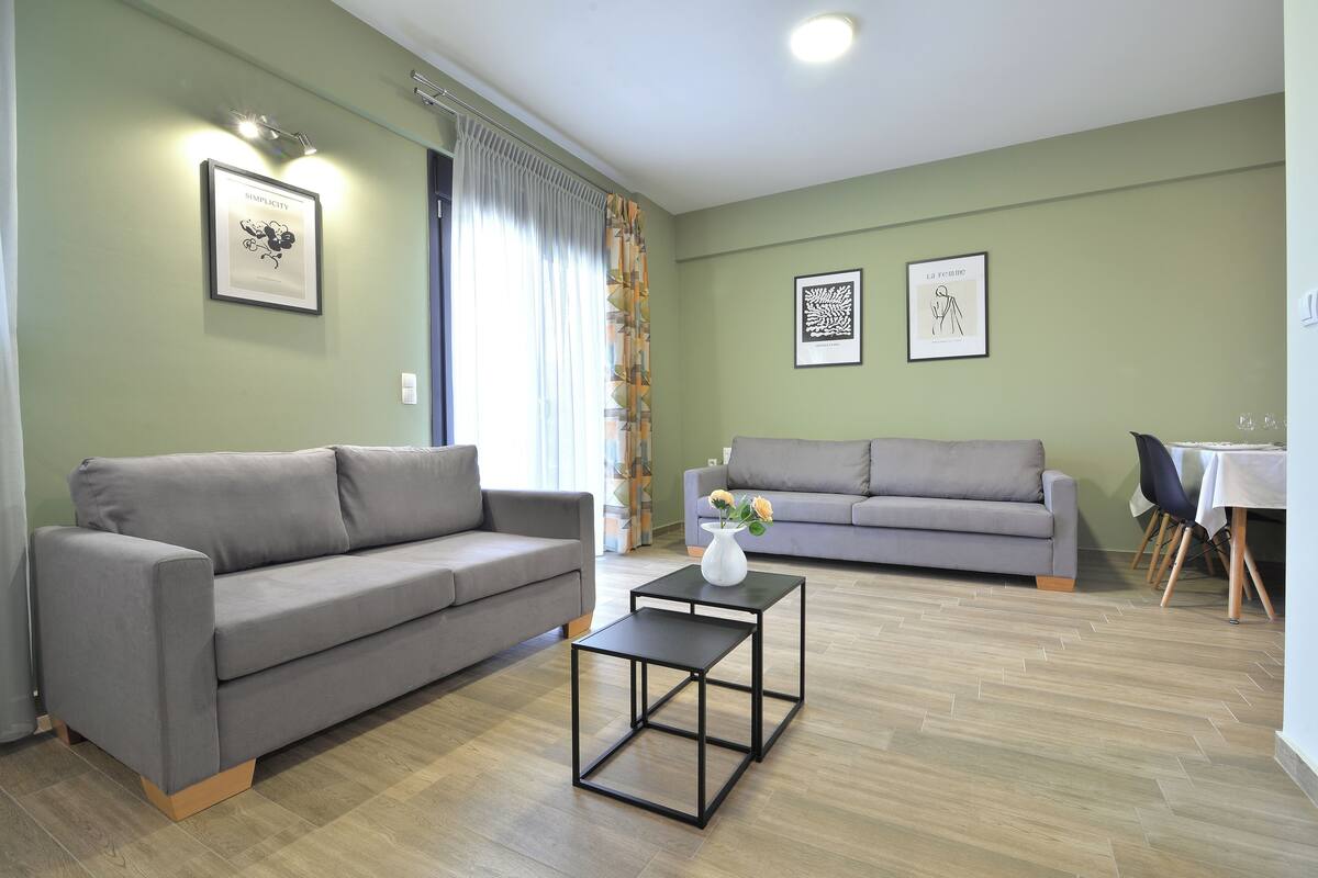 Grand Apartment, 3 Bedrooms | Living area