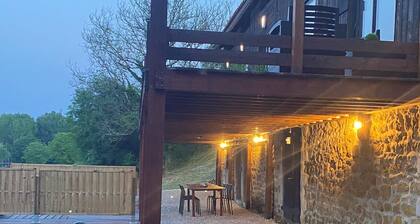 Stunning Barn Conversion with PRIVATE POOL!!