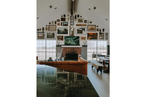 Red Farmhouse on 17 acres~20 min to Magnolia Silos